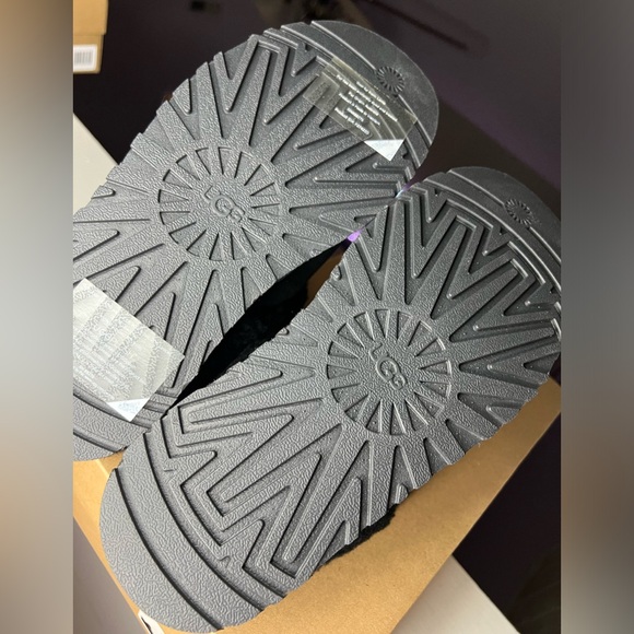 Women’s Uggs - Picture 8 of 8